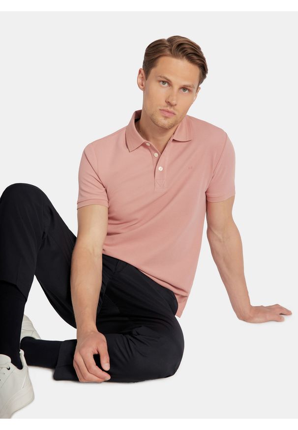 Pako Lorente - PAKO LORENTE - Różowy t-shirt polo na trzy guziczki. Okazja: na co dzień. Typ kołnierza: polo. Kolor: czerwony, oliwkowy, różowy. Materiał: bawełna, poliester. Sezon: jesień. Styl: casual