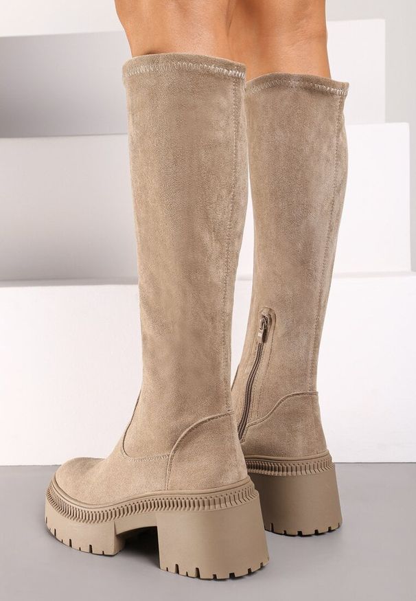 Born2be - Ciemnobeżowe Dopasowane Kozaki na Grubej Podeszwie ze Skarpetkową Cholewką Hanilinn. Okazja: na co dzień. Kolor: beżowy. Materiał: jeans. Szerokość cholewki: normalna. Styl: elegancki, casual