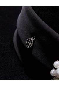 MAISON MICHEL PARIS - Czarny kapelusz ozdobiony jedwabną chustą Kyra. Kolor: czarny. Materiał: jedwab. Wzór: aplikacja #6