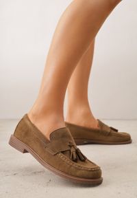 Renee - Ciemnobeżowe Mokasyny VICES z Wkładką ze Skóry Naturalnej Ozdobione Chwostami Maritune. Okazja: na co dzień. Kolor: beżowy. Materiał: skóra. Wzór: aplikacja. Styl: casual, elegancki #1