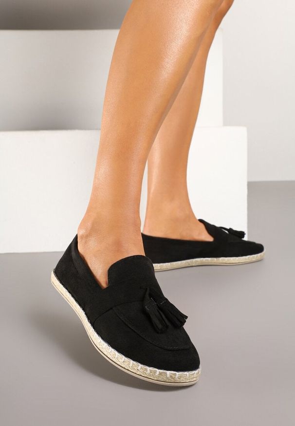 Renee - Czarne Espadryle Ozdobione Frędzlami na Nosku Wanelis. Kolor: czarny. Materiał: jeans. Wzór: aplikacja. Sezon: lato, wiosna. Styl: klasyczny