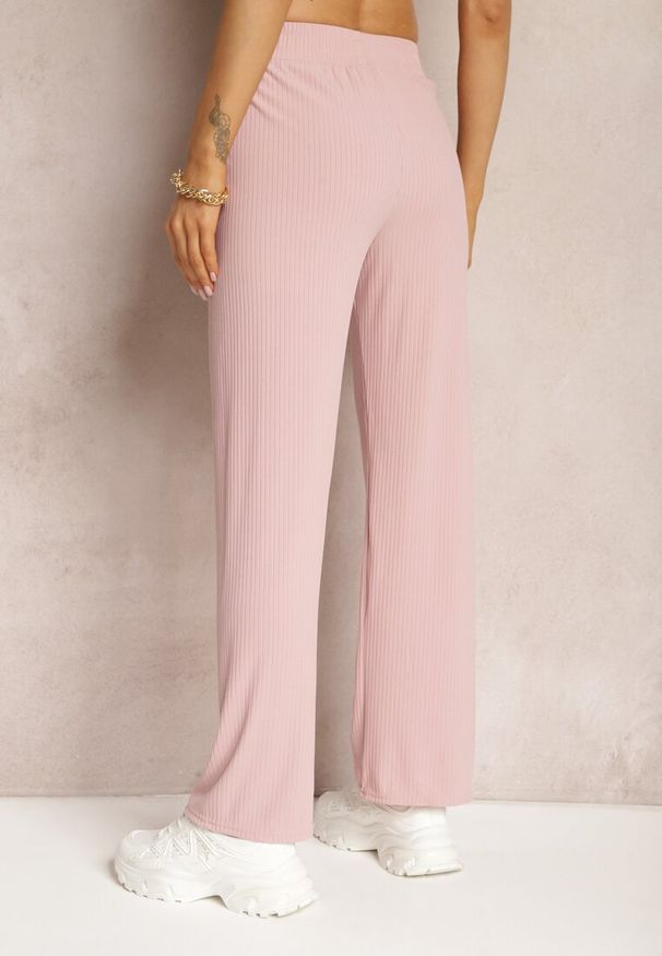Renee - Różowe Szerokie Spodnie z Delikatnie Prążkowanego Materiału Kasaida. Kolor: różowy. Materiał: materiał, prążkowany. Sezon: lato