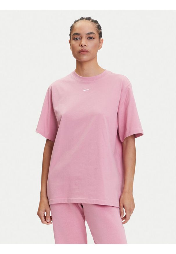 Nike T-Shirt Essential FD4149 Różowy Regular Fit. Kolor: różowy. Materiał: bawełna
