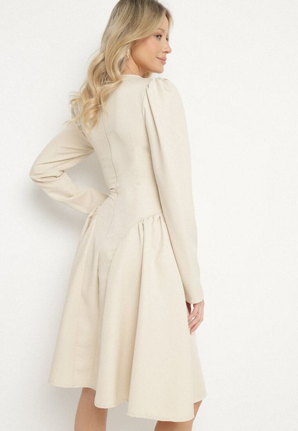 Born2be - Beżowa Rozkloszowana Sukienka z Usztywnianymi Miseczkami Tillimara. Kolor: beżowy. Typ sukienki: dopasowane