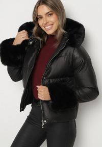 Born2be - Czarna Pikowana Kurtka z Kapturem Zdobiona Futerkiem Olenesa. Okazja: na co dzień. Typ kołnierza: kaptur. Kolor: czarny. Materiał: futro. Wzór: aplikacja. Styl: casual #7