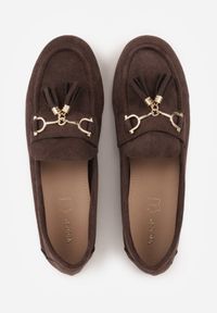 Born2be - Ciemnobrązowe Mokasyny VICES z Modnymi Chwostami z Imitacji Zamszu z Wkładką z Naturalnej Skóry Calirea. Okazja: na co dzień, do pracy. Kolor: brązowy. Materiał: skóra, zamsz. Wzór: aplikacja. Styl: casual, klasyczny, elegancki #9