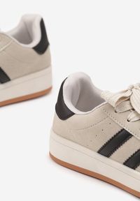 Born2be - Beżowo-Czarne Sneakersy z Ozdobnymi Paskami Rilanira. Okazja: na co dzień. Zapięcie: pasek. Kolor: beżowy. Materiał: jeans. Wzór: paski #3