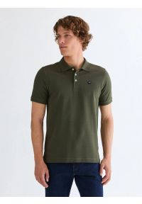Wrangler - MESKA KOSZULKA WRANGLER POLO SHIRT DEEP DEPTHS 112378000. Typ kołnierza: polo #1