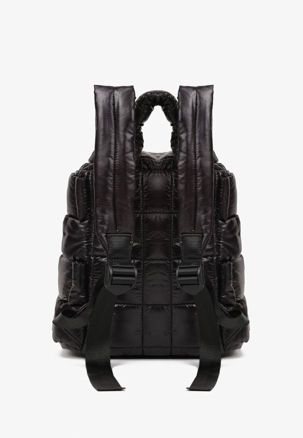 Born2be - Czarny Pikowany Plecak w Stylu Puffer z Klapą i Ściągaczem Ruvitte. Kolor: czarny. Materiał: jeans, materiał, dzianina. Styl: casual