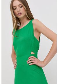 Silvian Heach sukienka kolor zielony maxi rozkloszowana. Kolor: zielony. Materiał: tkanina. Długość rękawa: na ramiączkach. Typ sukienki: rozkloszowane. Długość: maxi #4