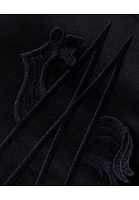 MONCLER - Czarna bluza z kapturem. Typ kołnierza: kaptur. Kolor: czarny. Materiał: dresówka, jeans, bawełna. Długość rękawa: długi rękaw. Długość: długie. Wzór: aplikacja. Sezon: jesień. Styl: klasyczny
