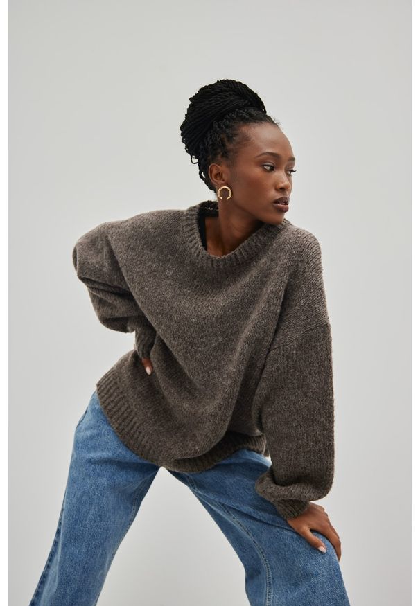 Marsala - Sweter oversize z bufiastym rękawem w kolorze BROWN MELANGE - RIVERO. Okazja: na co dzień. Materiał: wełna, akryl, poliester, poliamid. Wzór: melanż. Sezon: zima, jesień. Styl: casual, wizytowy