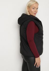 Born2be - Czarna Dwustronna Kamizelka z Kapturem Zdobiona Pikowanymi Przeszyciami Tuliona. Okazja: na spacer. Typ kołnierza: kaptur. Kolekcja: plus size. Kolor: czarny. Materiał: jeans. Wzór: aplikacja. Styl: elegancki #5