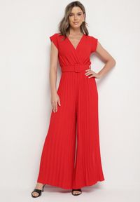 Born2be - Czerwony Kombinezon o Kopertowym Kroju z Plisami i Paskiem w Talii Salivania. Okazja: na wesele, na ślub cywilny, na studniówkę, na imprezę. Kolor: czerwony. Styl: klasyczny, elegancki #1