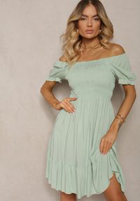 Renee - Zielona Bawełniana Sukienka o Rozkloszowanym Kroju z Gumką przy Dekolcie Moridia. Kolor: zielony. Materiał: bawełna. Typ sukienki: rozkloszowane. Styl: elegancki