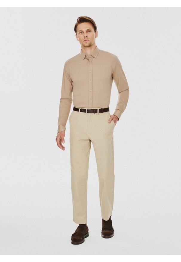 Pako Lorente - PAKO LORENTE – Beżowe spodnie męskie o kroju carrot. Kolor: beżowy. Materiał: elastan, bawełna. Wzór: gładki