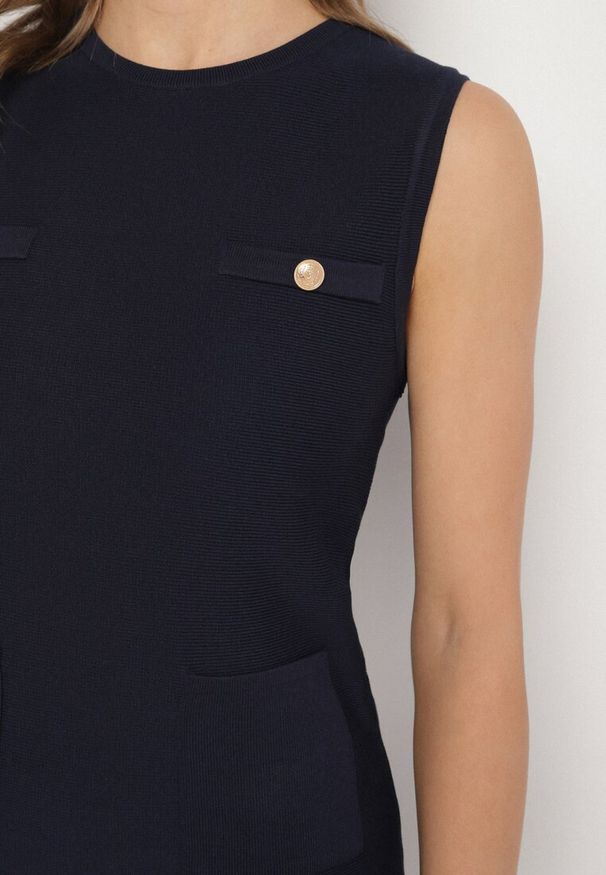 Born2be - Granatowa Dzianinowa Sukienka z Wiskozą Zdobiona Plisami i Imitacją Kieszeni Ravima. Kolor: niebieski. Materiał: dzianina, wiskoza. Wzór: aplikacja. Typ sukienki: trapezowe. Styl: klasyczny, elegancki