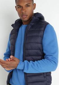 Born2be - Granatowa Kamizelka Pikowana Mansfeild. Okazja: na co dzień. Kolor: niebieski. Materiał: jeans, bawełna. Styl: casual, elegancki #7