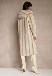 Renee - Jasnobeżowy Futrzany Płaszcz z Kapturem Zdobiony Pionowym Wzorem Elrinrahne. Typ kołnierza: kaptur. Kolor: beżowy. Materiał: futro. Długość rękawa: długi rękaw. Wzór: aplikacja. Styl: klasyczny #6