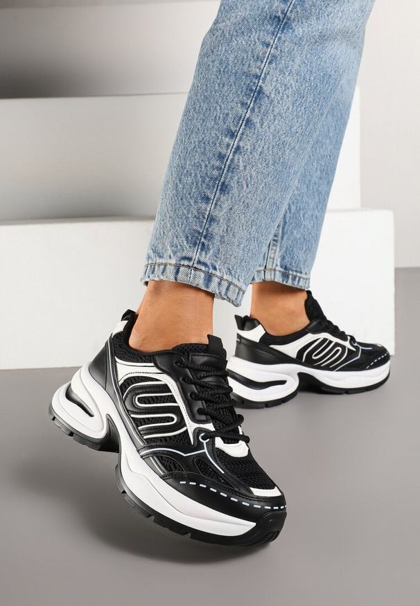 Renee - Czarne Sneakersy na Platformie z Tłoczeniem z Geometrycznym Motywem Delothiel. Okazja: na co dzień. Kolor: czarny. Materiał: jeans. Wzór: geometria. Obcas: na platformie