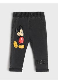 Sinsay - Jeansy pull on z nadrukiem Mickey Mouse - szary. Kolor: szary. Materiał: jeans. Wzór: nadruk, motyw z bajki