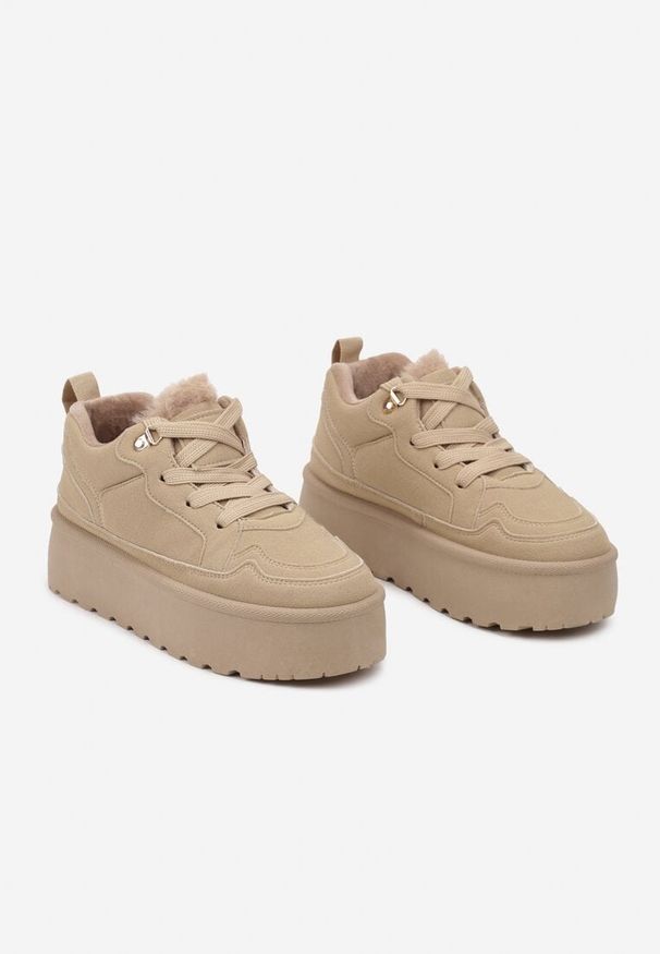 Renee - Ciemnobeżowe Sneakersy Stylizowane na Śniegowce Ozdobione Futerkiem Maviena. Nosek buta: okrągły. Zapięcie: sznurówki. Kolor: beżowy. Materiał: futro. Wzór: aplikacja. Sezon: zima. Obcas: na obcasie. Wysokość obcasa: niski