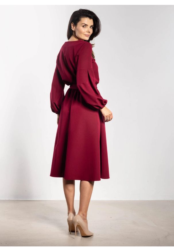 Infinite You - Elegancka sukienka rozkloszowana z długim rękawem bordowa. Okazja: do pracy. Kolor: czarny, czerwony, brązowy. Długość rękawa: długi rękaw. Styl: elegancki