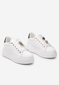 Renee - Biało-Czarne Sneakersy na Platformie z Metalicznymi Ozdobami Tranquilla. Okazja: na co dzień. Kolor: biały. Materiał: jeans, bawełna. Wzór: aplikacja. Obcas: na platformie #5