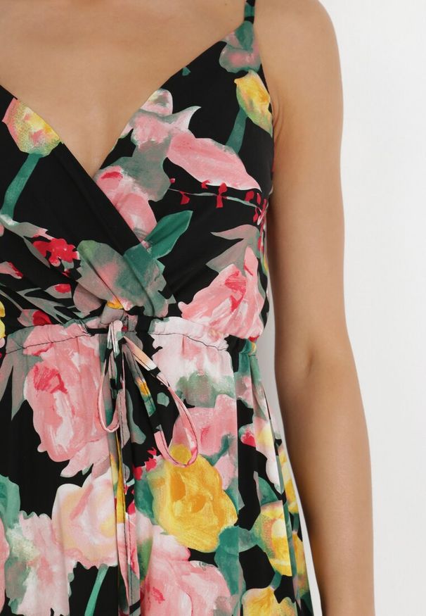 Born2be - Czarna Sukienka Caeede. Kolor: czarny. Długość rękawa: na ramiączkach. Wzór: aplikacja, kolorowy. Sezon: lato. Typ sukienki: kopertowe. Styl: wizytowy. Długość: maxi