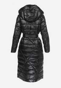 Born2be - Czarna Kurtka za Kolano z Wiązanym Paskiem i Kapturem Chlyrie. Kolor: czarny. Materiał: materiał. Długość: długie. Sezon: zima, jesień #4