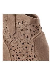 Botki damskie S.Barski, cholewka z materiału ażurowe wycięcia na bokach zamek po wewnętrznej stronie smukły fason wyprofilowany obcas, brązowe, HY61-. Okazja: na co dzień. Zapięcie: zamek. Kolor: brązowy. Szerokość cholewki: normalna. Wzór: ażurowy. Materiał: materiał. Sezon: jesień. Obcas: na obcasie. Styl: casual, elegancki, klasyczny. Wysokość obcasa: średni #9