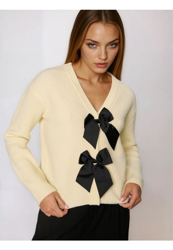 Sinsay - Prążkowany sweter z ozdobnymi kokardami - kremowy. Typ kołnierza: kokarda. Kolor: kremowy. Materiał: prążkowany