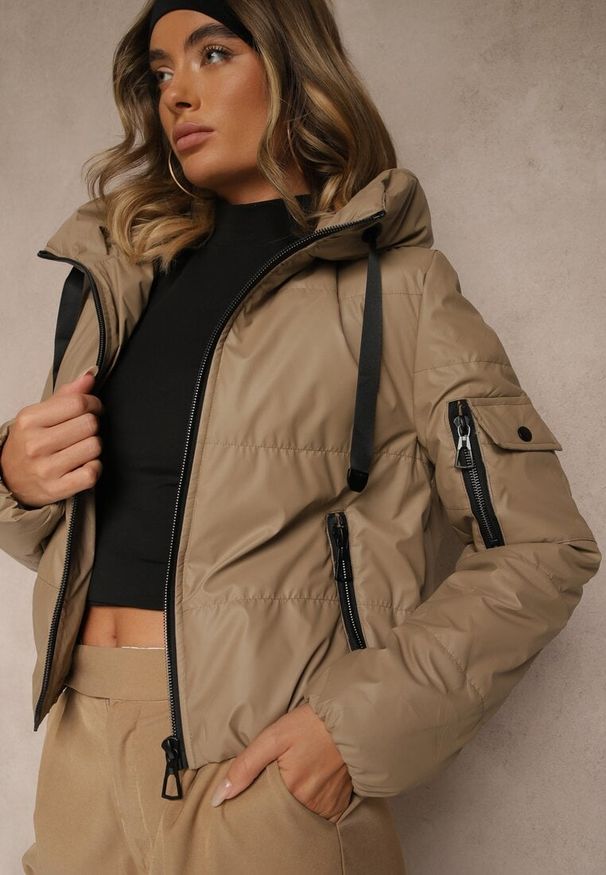 Renee - Jasnobrązowa Klasyczna Kurtka z Pikowanymi Przeszyciami i Kapturem Tuliena. Okazja: na spacer. Kolor: brązowy. Materiał: jeans. Styl: klasyczny