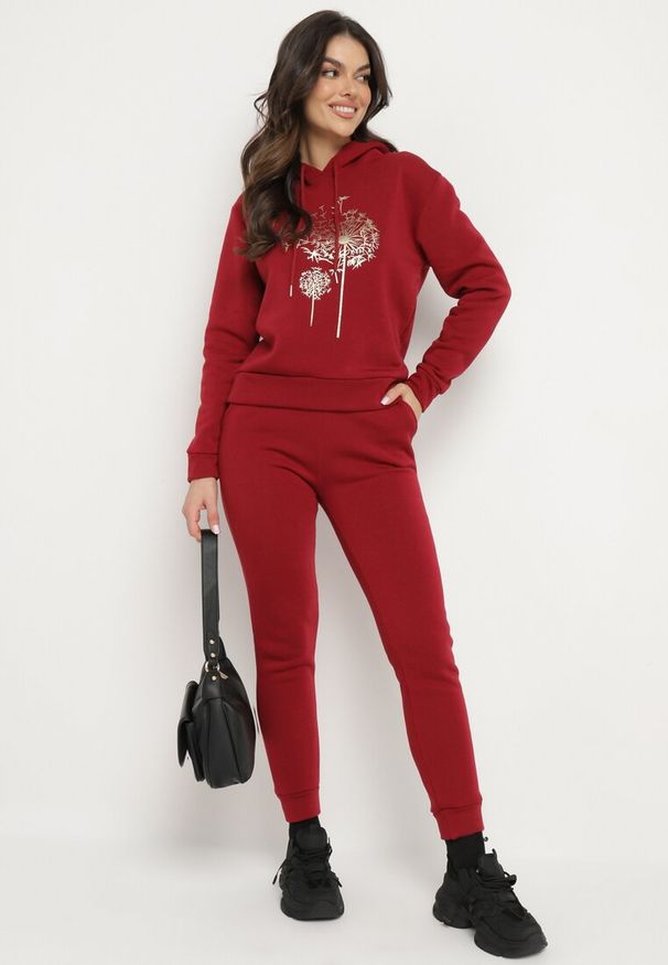 Born2be - Bordowy Bawełniany Komplet Dresowy Ocieplany Bluza i Spodnie Sevizelle. Kolor: czerwony. Materiał: dresówka, bawełna. Wzór: aplikacja, nadruk