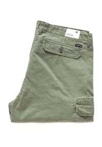 Wrangler - SPODENKI MĘSKIE WRANGLER CARGO SHORT MOSS GREEN W15DKC330 112126787. Materiał: materiał