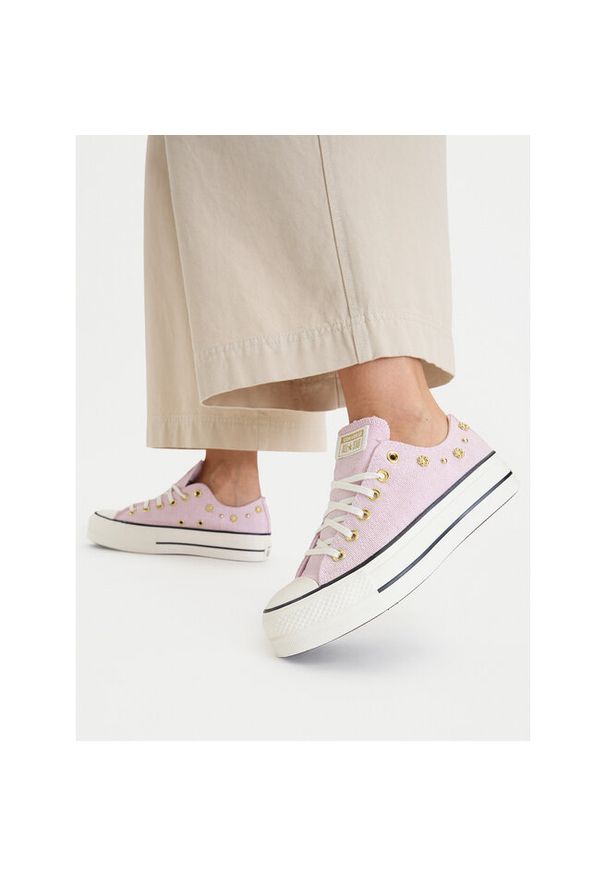 Trampki Converse. Kolor: różowy. Obcas: na platformie