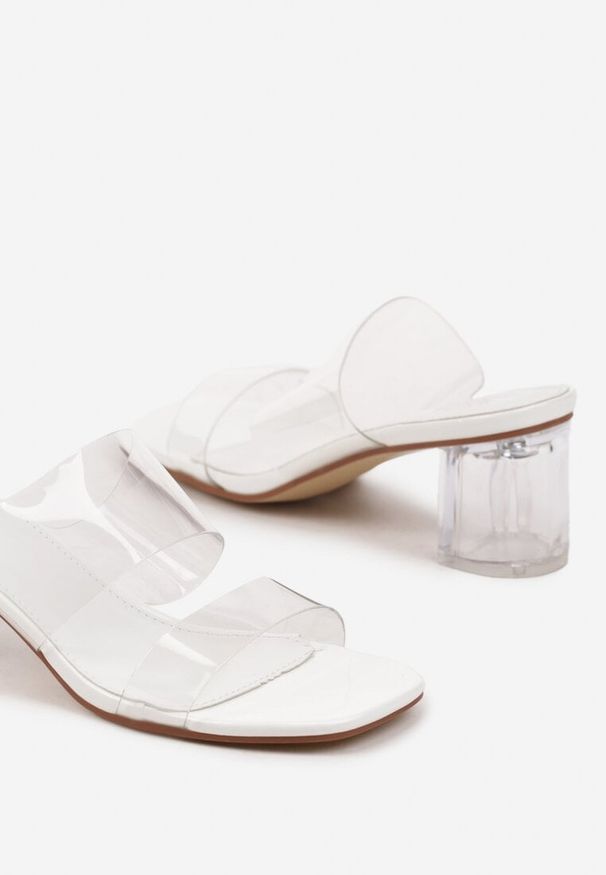 Born2be - Białe Klapki na Obcasie z Transparentnymi Paskami Tatiriela. Kolor: biały. Materiał: jeans. Obcas: na obcasie. Styl: wizytowy. Wysokość obcasa: średni