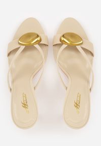 Born2be - Beżowe Eleganckie Klapki na Szpilce z Owalną Metaliczną Aplikacją Zelleva. Okazja: na co dzień. Kolor: beżowy. Materiał: jeans. Wzór: aplikacja. Obcas: na szpilce. Styl: elegancki #5