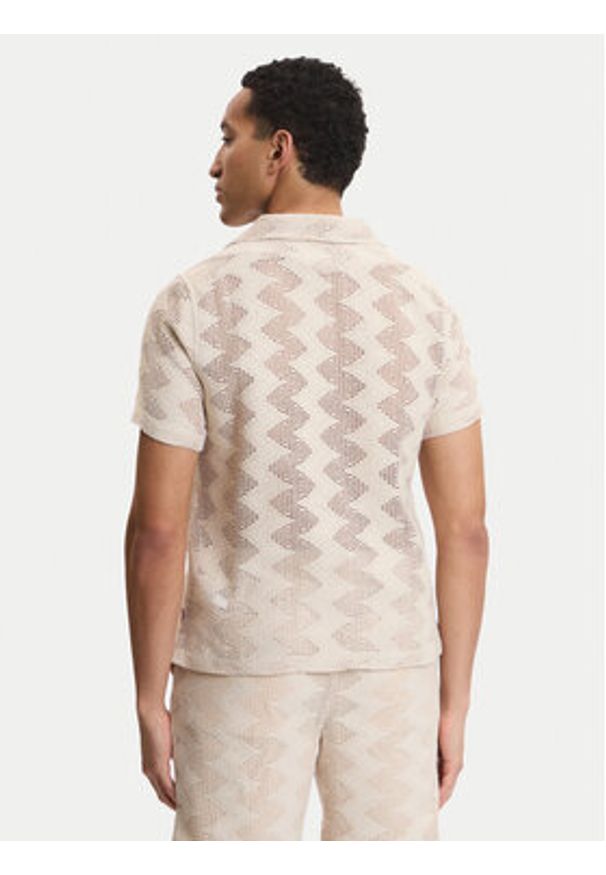 Guess Koszula M6GP46 K3236 Beżowy Regular Fit. Kolor: beżowy. Materiał: syntetyk