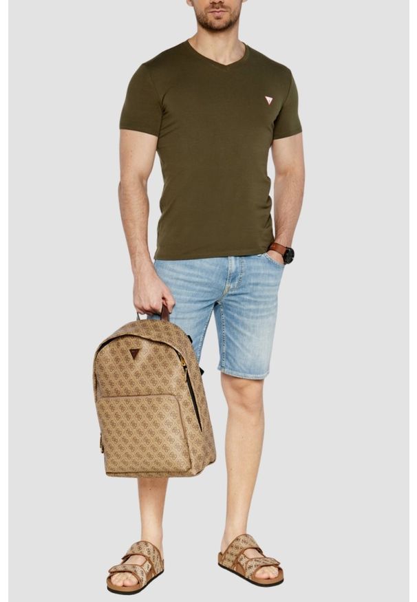 Guess - GUESS Zielony męski t-shirt z małym logo. Okazja: na co dzień. Typ kołnierza: dekolt w serek. Kolor: zielony. Materiał: bawełna, elastan. Długość rękawa: krótki rękaw. Długość: krótkie. Styl: elegancki, klasyczny, casual