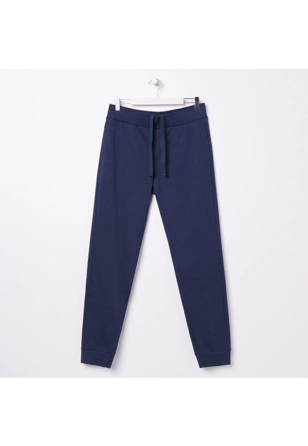 Sinsay - Spodnie dresowe slim fit - Granatowy. Kolor: niebieski. Materiał: dresówka