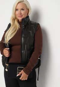 Born2be - Czarna Kamizelka Pikowana z Wysokim Kołnierzem i Kieszeniami Irinae. Okazja: na co dzień, na spotkanie biznesowe. Kolor: czarny. Materiał: jeans. Styl: biznesowy, casual #3