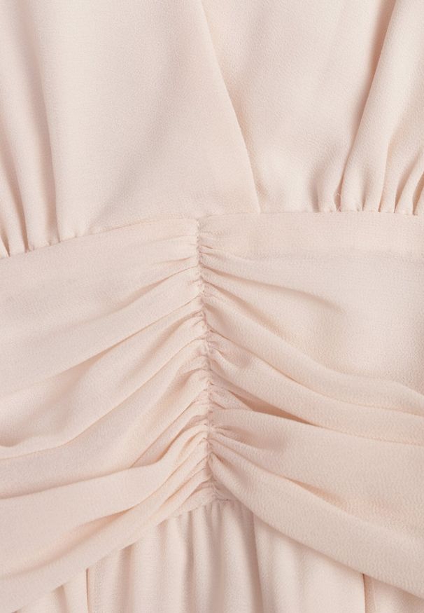 Born2be - Beżowa Romantyczna Sukienka Koktajlowa z Falbanami i Marszczeniem w Pasie Aranilla. Typ kołnierza: kołnierz z falbankami. Kolor: beżowy. Materiał: materiał, tkanina. Wzór: gładki, aplikacja. Typ sukienki: rozkloszowane. Styl: wizytowy