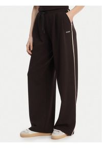 Guess Spodnie dresowe V6GB01 K2914 Brązowy Wide Leg. Kolor: brązowy. Materiał: syntetyk #1