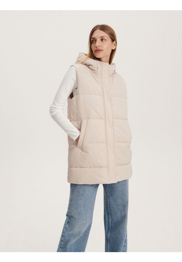 Reserved - Pikowana kamizelka - kremowy. Kolor: kremowy. Materiał: tkanina. Wzór: gładki