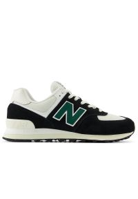 Buty New Balance U574RBG - czarne. Okazja: na co dzień. Kolor: czarny. Materiał: skóra, guma, zamsz, dresówka. Szerokość cholewki: normalna. Wzór: aplikacja. Model: New Balance 574