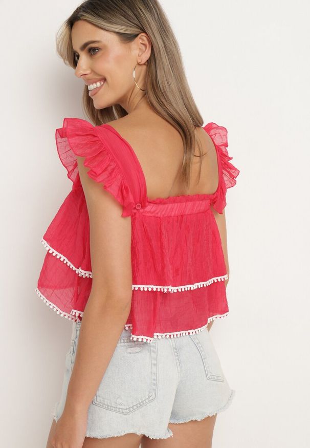 Born2be - Fuksjowy Top na Ramiączkach z Możliwością Odpięcia Ozdobiony Falbanką Neveviana. Okazja: na co dzień. Typ kołnierza: kołnierz z falbankami, dekolt w serek. Kolor: różowy. Długość rękawa: na ramiączkach. Wzór: aplikacja. Sezon: lato. Styl: casual