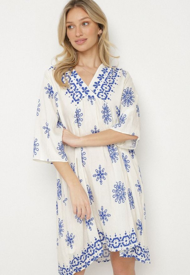 Born2be - Niebiesko-Kremowa Sukienka w Stylu Boho z Wiskozą Davivara. Okazja: na co dzień, na imprezę. Typ kołnierza: dekolt w kształcie V. Kolor: niebieski. Materiał: wiskoza. Wzór: aplikacja. Styl: boho