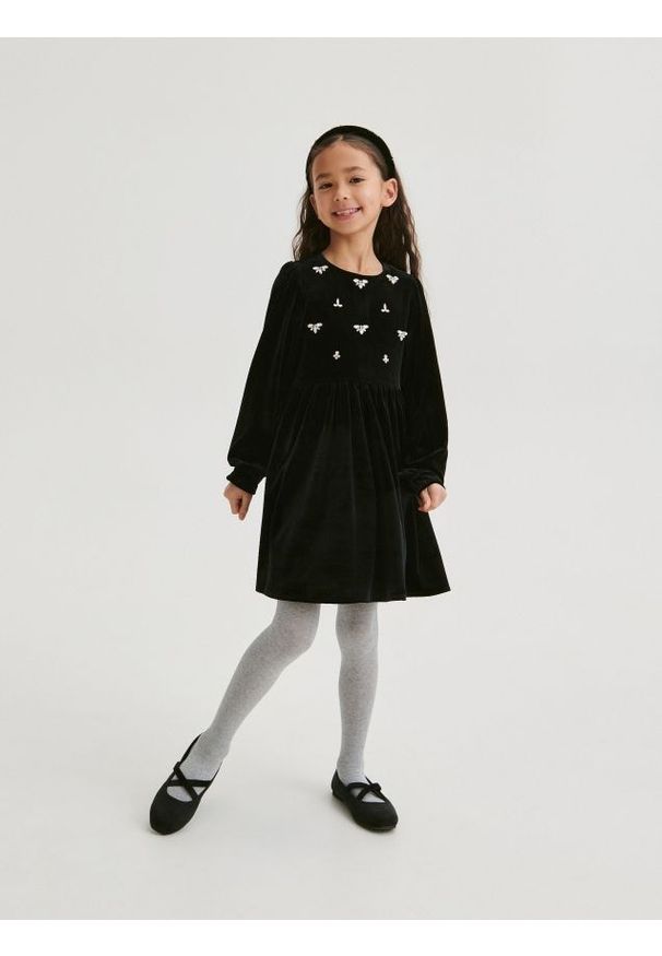 Reserved - Welurowa sukienka z aplikacją - czarny. Kolor: czarny. Materiał: welur. Wzór: aplikacja
