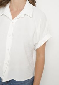 Born2be - Biała Koszula z Krótkim Rękawem Natenna. Okazja: na co dzień, na spotkanie biznesowe. Typ kołnierza: kołnierzyk klasyczny. Kolor: biały. Materiał: jeans. Długość rękawa: krótki rękaw. Długość: krótkie. Sezon: lato. Styl: biznesowy, klasyczny, elegancki, casual #6